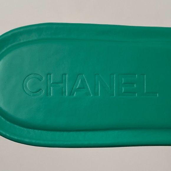 2023 CHANEL CHA NEL LOGO GREEN LEATHER FLAT SHOES SLIDES MULES 37.5 - Picture 9 of 16